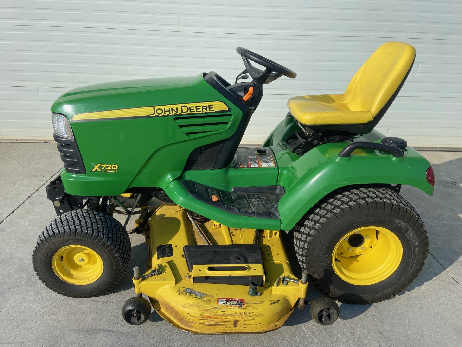 Huron Tractor | Used Equipment | JD X720 (E90407)